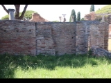 07150 ostia - regio i - insula xii - sede di una corporazione (i,xii,8) - westlichster raum an der suedseite - bli ri norden - 06-2024.jpg